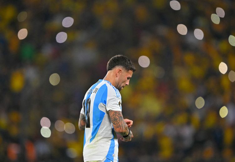 世界杯预选赛 阿根廷因奥塔门迪的红牌被迫以十人应战，比赛形势不利。