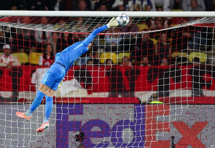 欧冠联赛 维卡里奥表现稳健，多次化解对方攻势，为热刺守住平局。