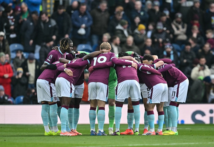 英超联赛 内托在后点俯身头球攻破对方球门，为切尔西首开纪录