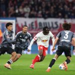 德甲联赛 莱比锡红牛在客场以6比0大胜法兰克福，迪奥曼德上演帽子戏法。