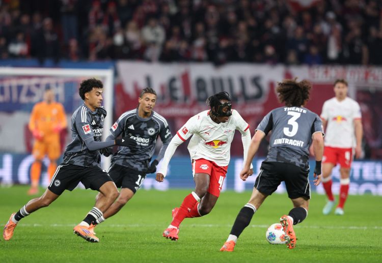 德甲联赛 莱比锡红牛在客场以6比0大胜法兰克福,迪奥曼德上演帽子戏法。