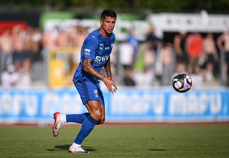 အင်တာမီလန်နဲ့ ဂျူဗင်တပ်စ် နှစ်သင်းစလုံးက ချဉ်းကပ်မှုတွေ ရှိနေပေမယ့် အဲလ်ဟီလာရဲ့ နောက်ခံလူ ယာအို ကန်ဆယ်လို ကတော့ ဘာစီလိုနာရဲ့ စိတ်ဝင်စားမှုကြောင့် စီးရီးအေ ကလပ်တွေကို ငြင်းဆန်သွားဖို့ ရှိနေပါတယ်။