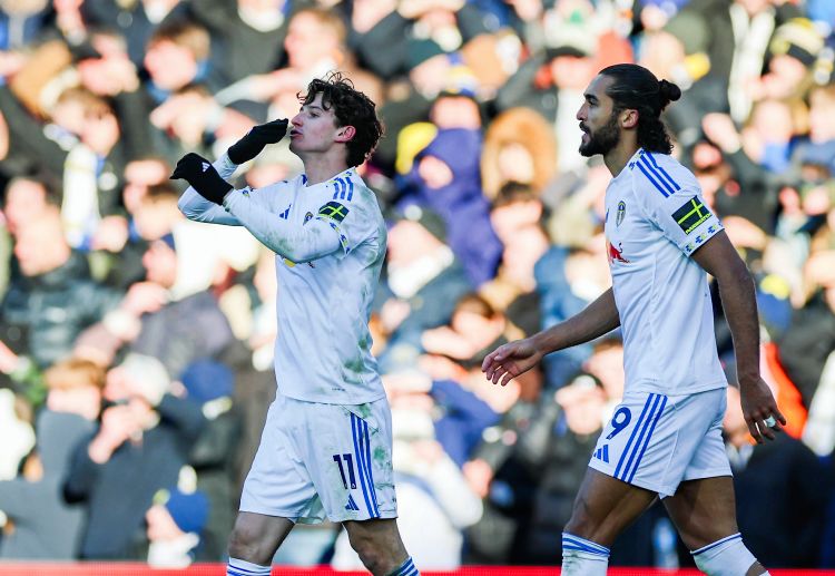 英超联赛 利兹联的进攻中，勒温对阿森纳的防线构成威胁。