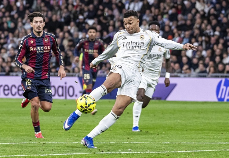 西甲联赛 姆巴佩亲自主罚点球成功，帮助皇马首开纪录。