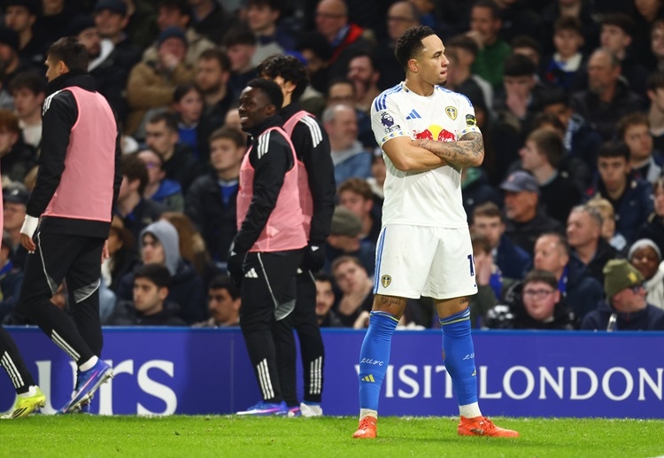 英超联赛 奥卡福在混战中抓住机会攻入一球,帮助利兹联扳平。