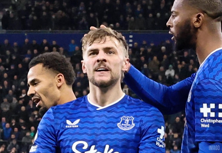 ဒူးစ် ဘာရီ-ဟောလ် ကတော့ လက်ရှိရာသီ ပရီးမီးယားလိဂ်မှာ အဲဗာတန် အတွက် ခြေစွမ်းပြနေသူ ဖြစ်ပါတယ်။