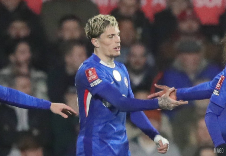 သူဟာ ပရီးမီးယားလိဂ် ကလပ်မှာ ပုံမှန် ပွဲထွက်ခွင့် ရဖို့ ရုန်းကန်နေရပါတယ်။