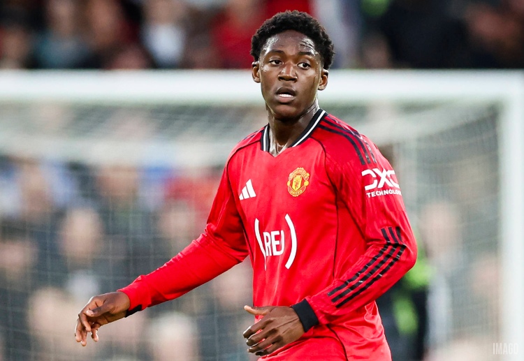 သူဟာ ယူနိုက်တက် အတွက် ပရီးမီးယားလိဂ် ပွဲစဉ် ၁၃ ပွဲမှာ ၁၂ ပွဲ အထိ ပွဲထွက် ကစားပေးခဲ့ပါတယ်။