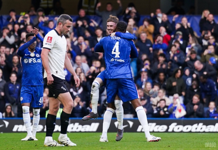 英足总杯 切尔西在斯坦福桥主场以7比0大胜维尔港，顺利挺进足总杯半决赛，球员们在场上尽情庆祝。