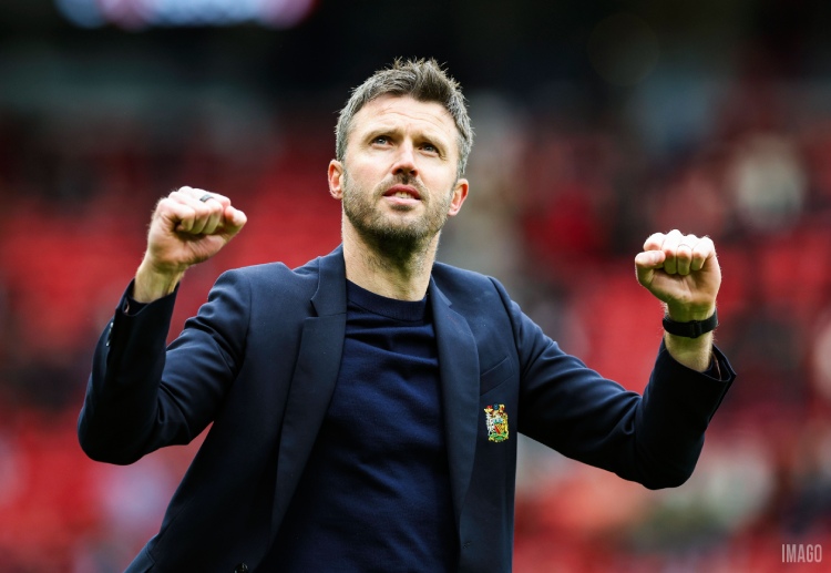 Michael Carrick vem utilizando Leny Yoro como lateral-direito durante a pré-temporada visando a temporada 2026-27 da Premier League.